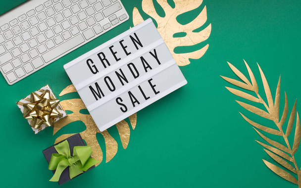 Πράσινη Δευτέρα Sale κείμενο για Lightbox, πληκτρολόγιο, ποντίκι υπολογιστή, κουτιά δώρων, χρυσά τροπικά φύλλα Monstera, πράσινο φόντο χαρτί. Έννοια της εργένικης ημέρας. Online αγορές της Κίνας. Πάνω όψη, αντιγραφή χώρου. - Φωτογραφία, εικόνα