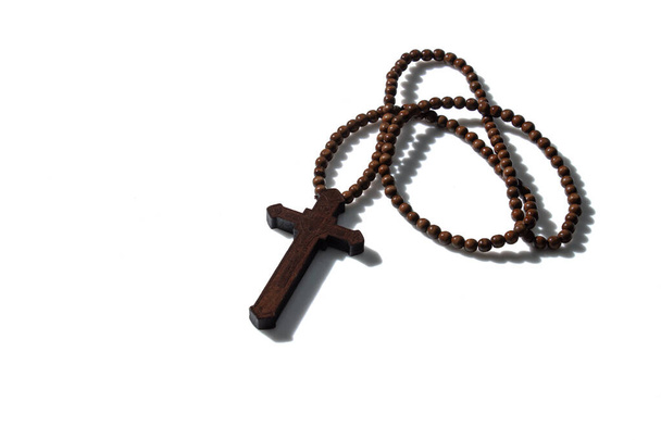 Houten christelijke kruis ketting isolatie op witte achtergrond - Foto, afbeelding