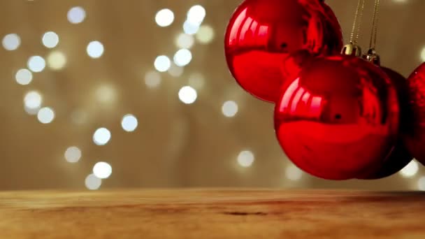 Красные рождественские шары кружатся на фоне бежевых и сверкающих гирлянд - Кадры, видео