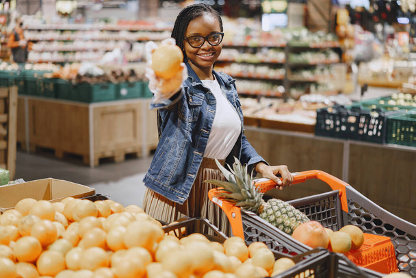 Woman shopping vegetables at the supermarket - Foto, Imagen