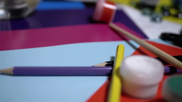 Masada Rastgele yerleştirilmiş Avocarel Boyaları, Kalemler, Fırçalar, Renkli Kağıt - Video, Çekim