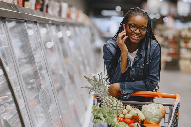 Mulher fazendo compras de legumes no supermercado - Foto, Imagem