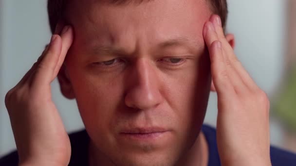 Junger Mann massiert Schläfen, Kopfschmerzen, Nahaufnahme - Filmmaterial, Video