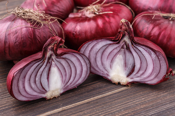 red onions on rustic wood - Фото, изображение