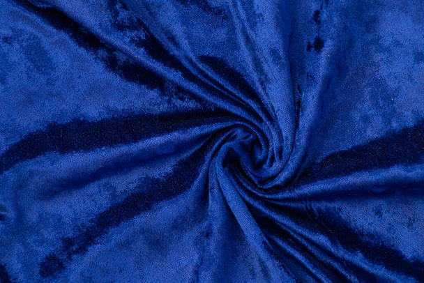 обычная синяя морщинистая ткань крупным планом в качестве фона, текстура ткани - Фото, изображение