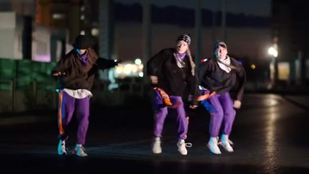Trio van jonge mooie vrouwen dansend hiphop, freestyle op straat van de nachtstad. Levensstijl en emoties van jongeren. - Video