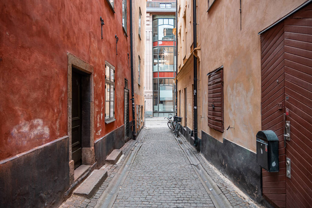 Narrow street in Gamla Stan, Stockholm, Sweden - 写真・画像