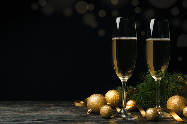 Verres de champagne et accessoires de nouvel an sur table en bois - Photo, image