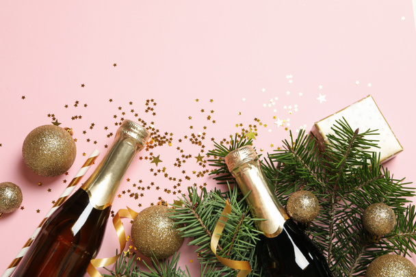 Νέο έτος αξεσουάρ και μπουκάλια σαμπάνιας σε ροζ φόντο - Φωτογραφία, εικόνα