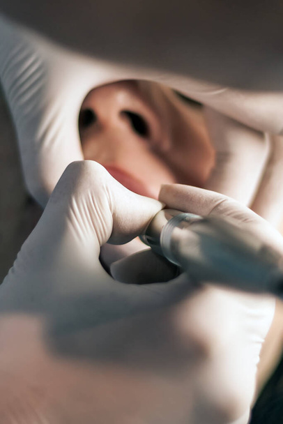 Косметолог косметической инъекции пластической процедуры лицо женщина - Фото, изображение