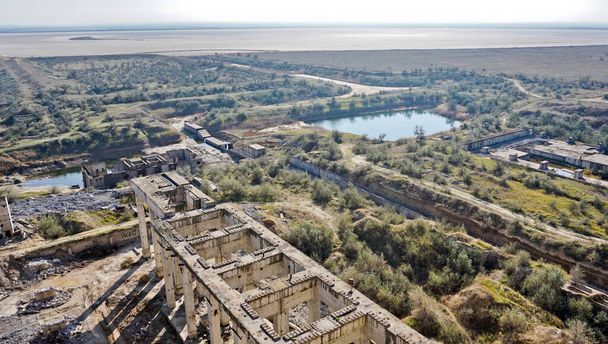 Shelkino, Kırım bölgesi. Terk edilmiş nükleer santral. Nükleer santral, Guinness Rekorlar Kitabı 'na gezegendeki en pahalı nükleer reaktör olarak girdi. Kırım nükleer santralinin inşaatı 1975 yılında başladı.. - Fotoğraf, Görsel