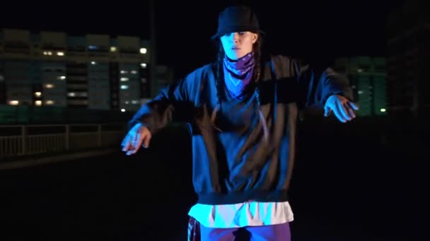 Wesoła młoda kobieta tańcząca hip-hop, freestyle w nocy na ulicy miasta. Strzał Gimbala - Materiał filmowy, wideo