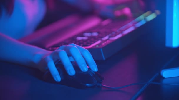 Spelletjes spelen in neon gaming club - muis en verlicht toetsenbord - Video
