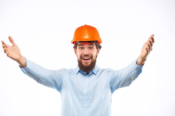 ingegnere in arancio casco di sicurezza in costruzione emozioni stile di vita professionale - Foto, immagini