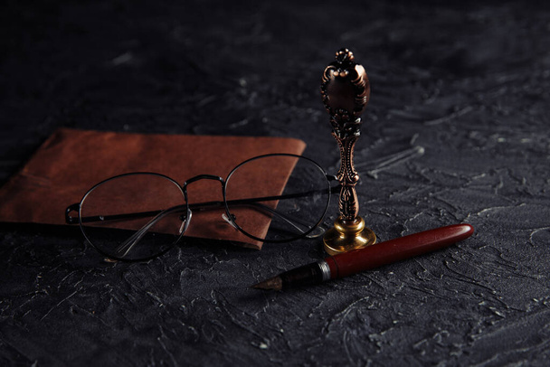 нотариальные инструменты. юридическая концепция с печатью, ручкой и конвертом - Фото, изображение