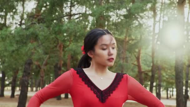 Κοντινό πλάνο της νεαρής Ασιάτισσας χορεύουν Παραδοσιακός Ισπανικός χορός στο καλοκαιρινό δάσος - Πλάνα, βίντεο