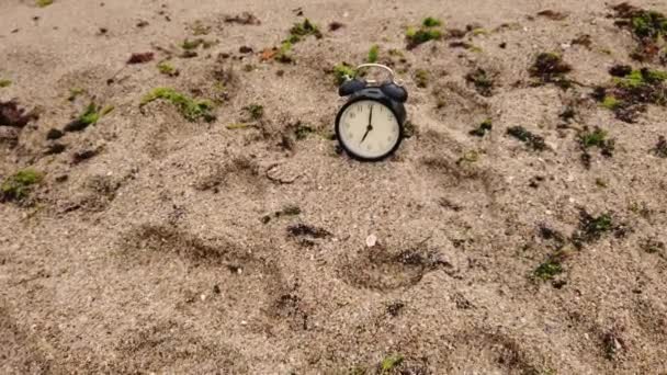 Concepto horario de verano. Reloj despertador en la playa mar amanecer fondo - Metraje, vídeo