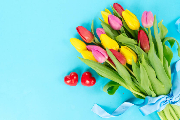 Rózsaszín, yeelow és ibolya tulipán virágok - Fotó, kép