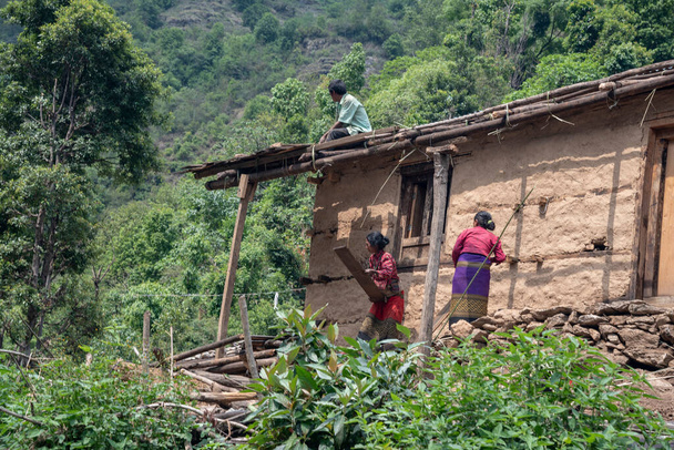 Bewohner nepalesischer Dörfer. Nepal. Das Dorf Naa. 15. Mai 2018 - Foto, Bild