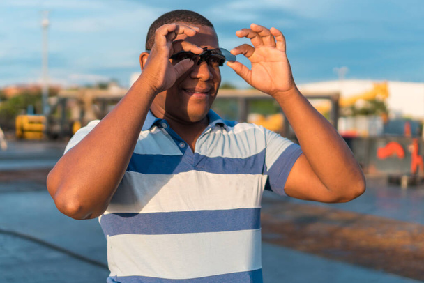 Portrait Of A Cool Black Man With Sunglasses - Fotoğraf, Görsel