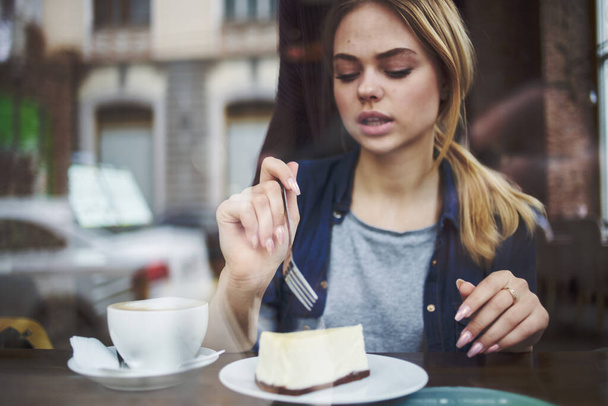 Mujer bonita en la cafetería comiendo estilo de vida de vacaciones - Foto, imagen