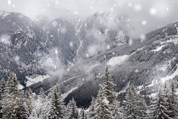 Słynny austriacki kurort Bad Gastein w Alpach. Mroźny zimowy dzień z opadami śniegu - Zdjęcie, obraz