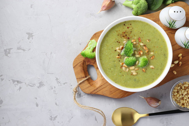 Soupe à la crème végétarienne avec brocoli, épinards et courgettes dans un bol blanc sur fond gris. Espace pour le texte - Photo, image