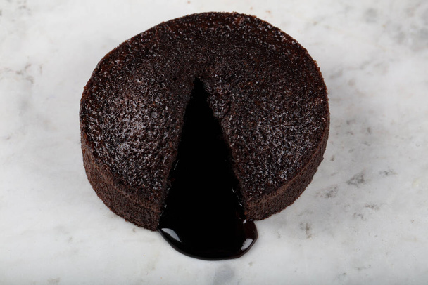 Pastel de Lava de Soufflé de Chocolate Caliente con Helado, (TR: Sicak Cikolatali Sufle Dondurmali). - Foto, imagen