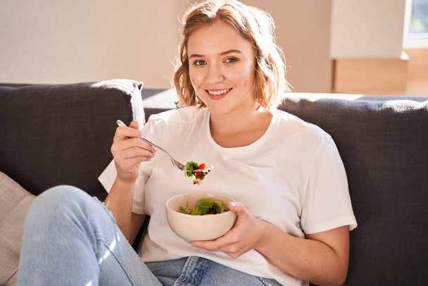жінка їсть свіжий салат
 - Фото, зображення
