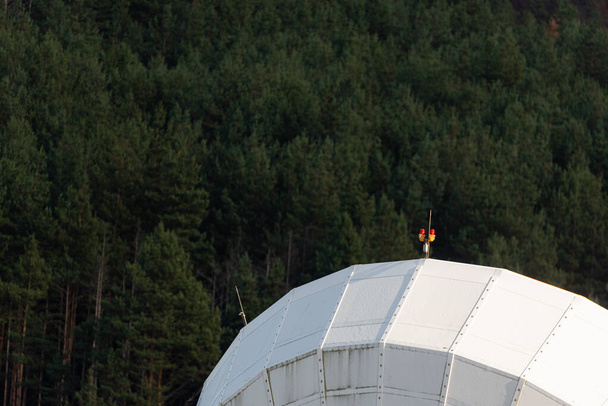 Solární radioteleskop skrytý v lese Příroda dohled špionážní technologie mobilní anténa v základně krásný slunečný podzimní den - Fotografie, Obrázek