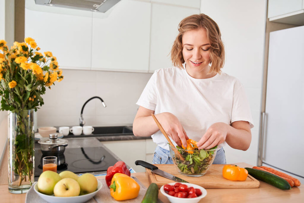 Жінка готує овочевий салат
 - Фото, зображення