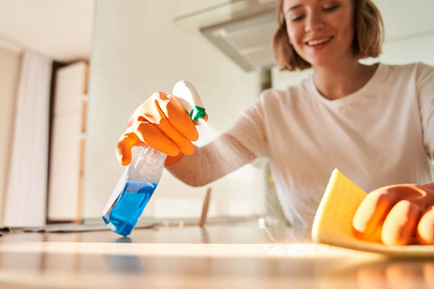 Woman cleaning and polishing the kitchen - Fotoğraf, Görsel