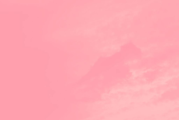 Streszczenie pastel różowy koralowy kolor tło niebo z zamazanymi chmurami - Zdjęcie, obraz