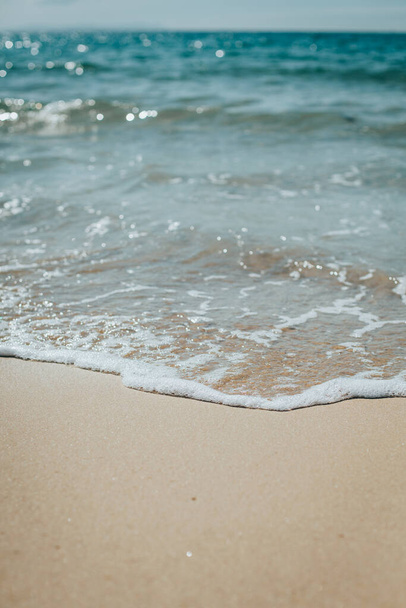 Morbida onda blu oceano sulla spiaggia sabbiosa. Contesto. - Foto, immagini