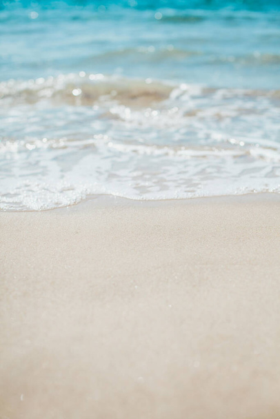 砂浜の柔らかい青い海の波。背景. - 写真・画像