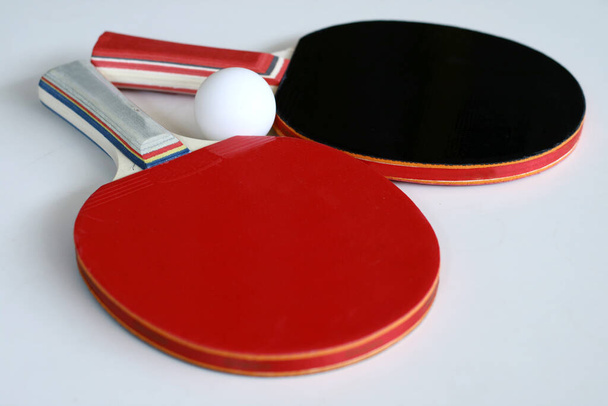 Pagaie de ping-pong et balle sur fond blanc. - Photo, image