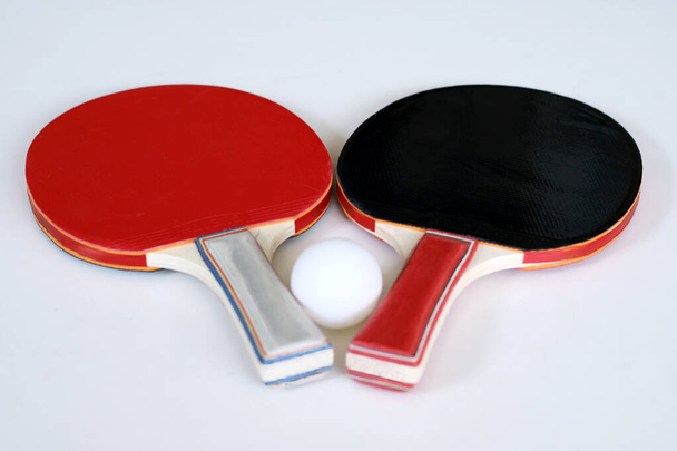 Pádel y pelota de tenis de mesa sobre fondo blanco. - Foto, imagen