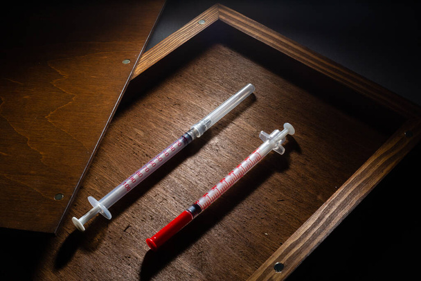 Szczepionka przeciw wirusowi Corona, szczepionka Covid-19 w pudełku. Białe tło i strzykawki. - Zdjęcie, obraz