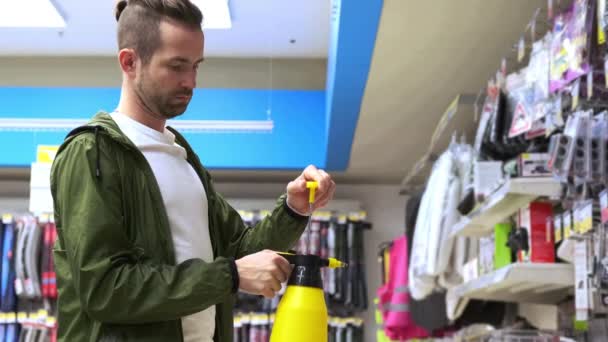 Fiatalember vesz egy flakont egy különleges boltban. - Felvétel, videó