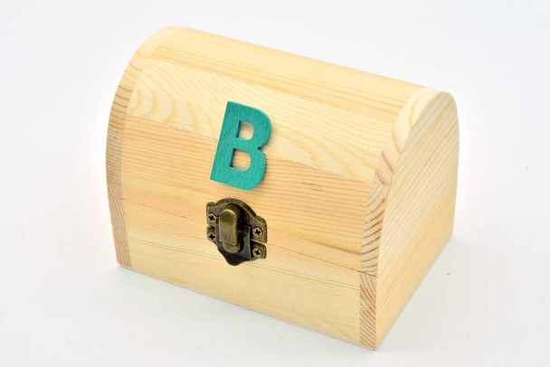 Caixa de madeira fechada, com a letra B na tampa - Foto, Imagem