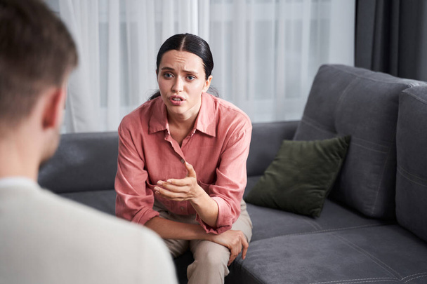 Crying woman explaining something to her psychotherapist - Foto, Bild