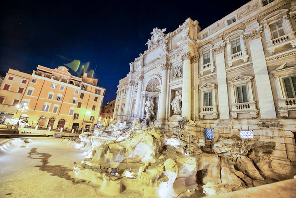 ROMA, ITALIA - JUNIO 2014: Los turistas disfrutan de la hermosa Fontana de Trevi en una noche de verano. - Foto, imagen