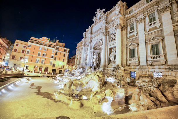 RZYM, WŁOCHY - CZERWCA 2014: Turyści cieszą się piękną Fontanną di Trevi w letni wieczór. - Zdjęcie, obraz
