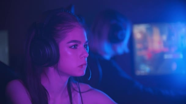 Twee meisjes spelen een online spel in de neon gaming club - Video