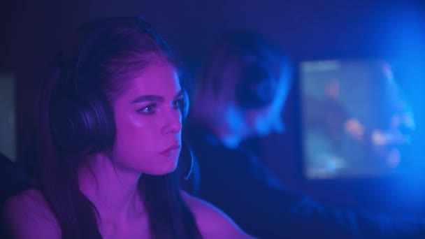 Twee meisjes vrienden spelen een online spel in de neon gaming club - waardoor elkaar en high five - Video