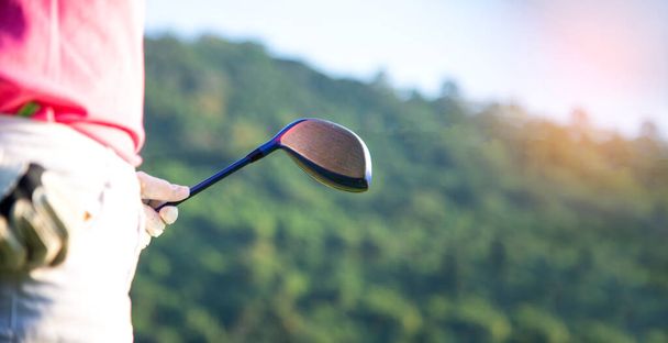 Mulheres golfista Usando tacos de golfe Para ajudar a torcer Para aquecer o corpo antes do jogo, com fundo natureza suave borrada, Lifestyle Concept. Conceito de desporto - Foto, Imagem