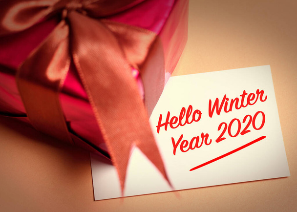 Olá inverno 2020 com decoração colorida. Desejando-lhe memórias maravilhosas durante esta temporada alegre - Foto, Imagem