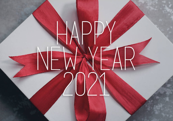 Frohes neues Jahr 2021 mit Geschenk. Neujahr ist der erste Tag des Jahres im Gregorianischen Kalender - Foto, Bild