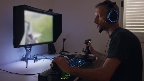 Egy férfi, aki repülőgép szimulátort játszik a számítógépen, fejhallgatót visel. - Felvétel, videó