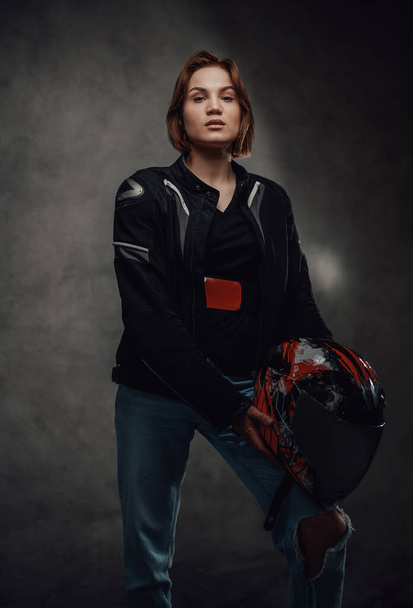 Nő sötét sportos ruházat pózol sötét háttér - Fotó, kép